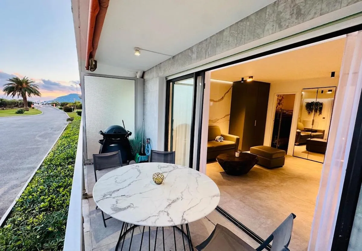 Beautiful Cannes Beachfront Apartment 4 Pers
