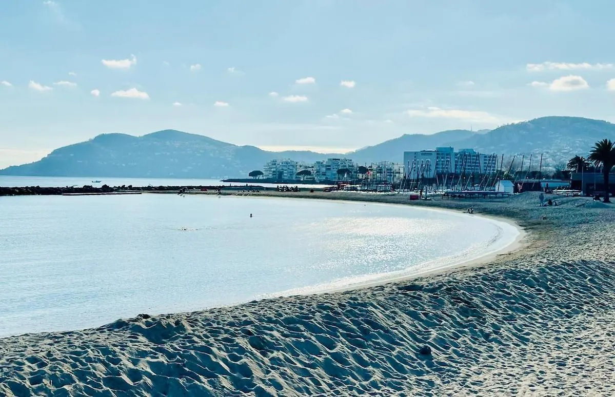 Beautiful Cannes Beachfront Apartment 4 Pers